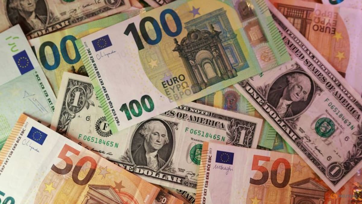 Euro Slumps to 17-Month Low as French Fiscal Woes Resurface